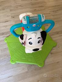 Cagnolino saltella e ruota