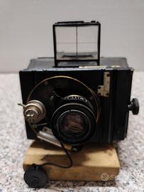 Antica macchinetta fotografica d'epoca 