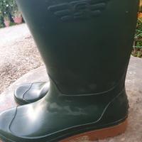 vari articoli per pesca, caccia