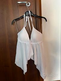 Top bianco con coppe e lacci