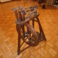 Antico filatoio a ruota in legno