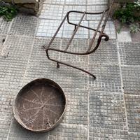Antico sedile in ferro battuto e setaccio