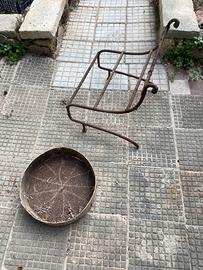 Antico sedile in ferro battuto e setaccio