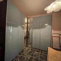 Armadio ad angolo con ante in vetro satinato