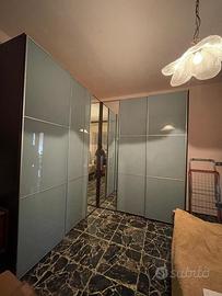 Armadio ad angolo con ante in vetro satinato