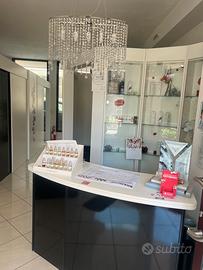 Vendita di immobile e attività di estetica/unghie
