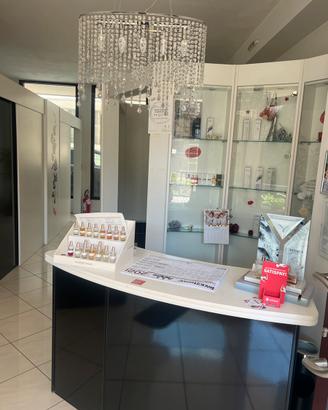 Vendita di immobile e attività di estetica/unghie