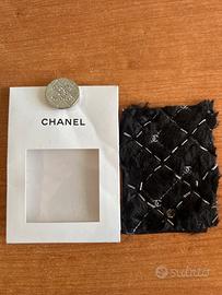 bottone originale Chanel con campione in tessuto