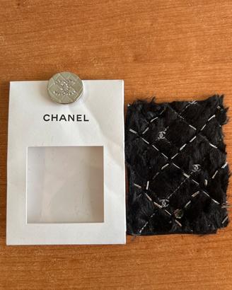 bottone originale Chanel con campione in tessuto