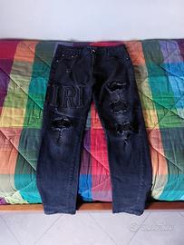jeans amiri con logo gigante 