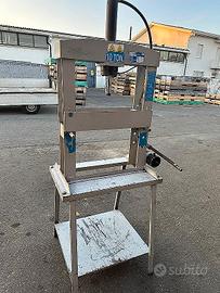 Pressa con pistone centrale OMCN 400 bar 10 ton