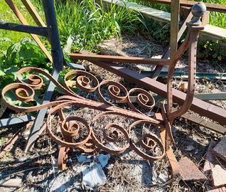 Struttura vintage in metallo lavorato