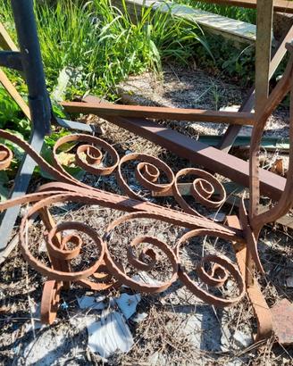 Struttura vintage in metallo lavorato