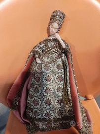 Antica dama in cera con arpa con abito sartoriale