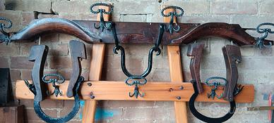 Attaccapanni da muro in legno e ferro. 