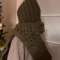 Balaclava con sciarpa fatta a mano all’uncinetto