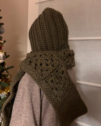 Balaclava con sciarpa fatta a mano all’uncinetto