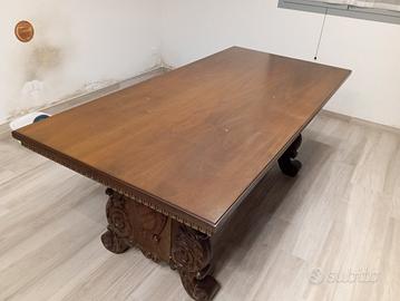 Tavola in stile rinascimentale in legno