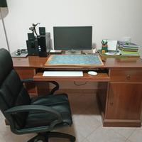 Scrivania in legno da uffio  e sedia presidenziale