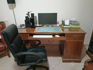 Scrivania in legno da uffio  e sedia presidenziale