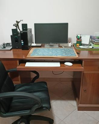 Scrivania in legno e sedia presidenziale