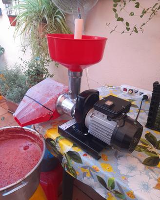 macchina spremipomodoro 