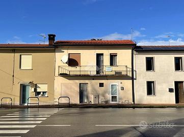 VILLA A SCHIERA CENTRALE A CITTADELLA