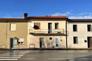 VILLA A SCHIERA CENTRALE A CITTADELLA