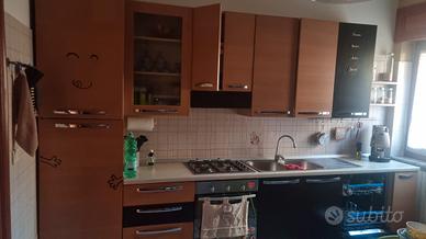 cucina lineare + tavolo + elettrodomestici 