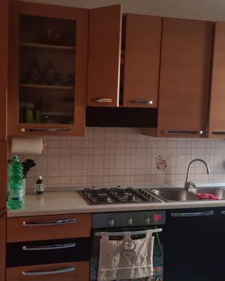 cucina lineare + tavolo + elettrodomestici 
