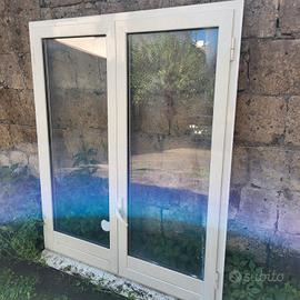 Finestra in alluminio, termosifoni, copritermosifo
