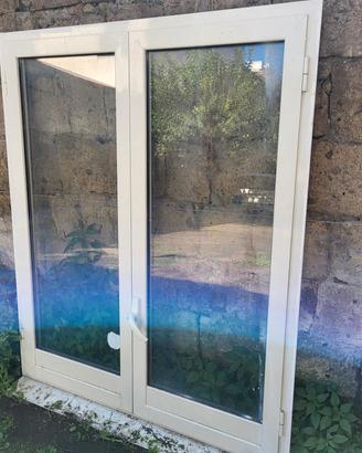 Finestra in alluminio, termosifoni, copritermosifo