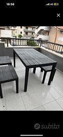 Tavolo con sgabelli