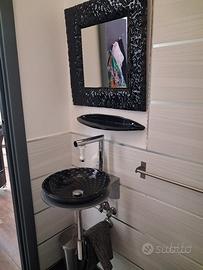 lavabo con specchio e mensola