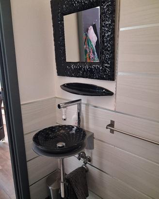 lavabo con specchio e mensola