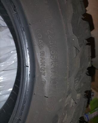 Gomme BF goodrich All terrain T/A KO2