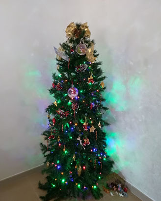 Abete albero di natale completo di addobbi