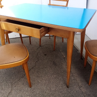 Tavolo anni 70 con piano in laminato azzurro