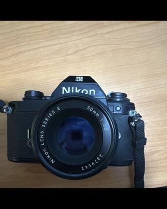 Nikon EM e dall'obiettivo Nikon Lens Series E 50