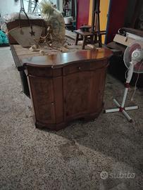 Mobiletto d'entrata in radica