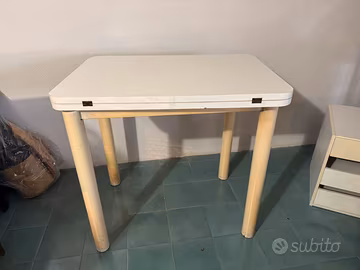 Armadi e tavolo estensibile