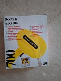 Applicatore per nastro biadesivo