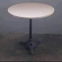 Tavolino da bar con base in ghisa