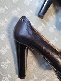 décolleté in pelle nera sono un modello NeroGiardi