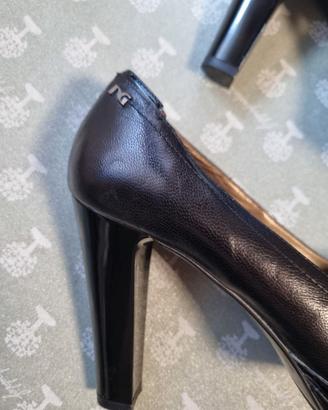 décolleté in pelle nera sono un modello NeroGiardi