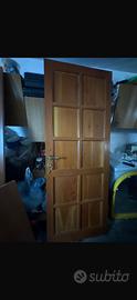 Porta per interni in legno masselloa pannelli
