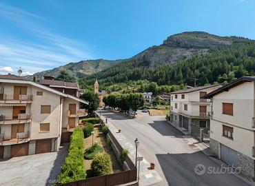 ENTRACQUE: Ampia casa in paese