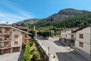 ENTRACQUE: Ampia casa in paese