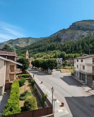 ENTRACQUE: Ampia casa in paese