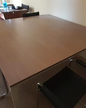 tavolo da riunioni ufficio con sedie